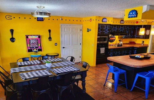 Amarillo House | ⭐️ GAMER HAVEN ⭐️ UNIQUE ARCADE & SELFIE MUSEUM VACATIONHOME 🕹 🤳 PETS🐾 ✅