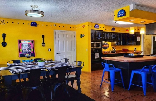Amarillo House | ⭐️ GAMER HAVEN ⭐️ UNIQUE ARCADE & SELFIE MUSEUM VACATIONHOME 🕹 🤳 PETS🐾 ✅