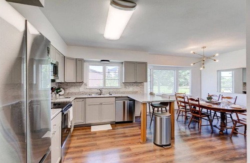 Windsor Heights House | GameRoom/2BD/Fast Wi-Fi
