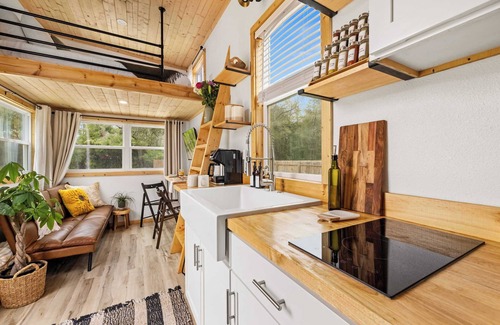 Lake City Cabin | Ganesh Tiny Home at Ichetucknee Springs