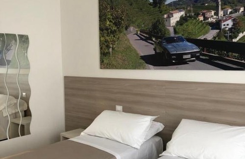 Pieve di Soligo House | Garage con camere