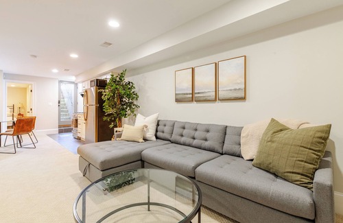 Capitol Hill Apartment | Garage, King Bed, and Queen Pullout in Cap Hill. Two Blocks to Metro/Restaurants