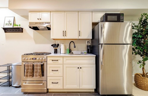 Capitol Hill Apartment | Garage, King Bed, and Queen Pullout in Cap Hill. Two Blocks to Metro/Restaurants