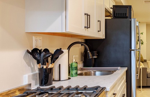 Capitol Hill Apartment | Garage, King Bed, and Queen Pullout in Cap Hill. Two Blocks to Metro/Restaurants