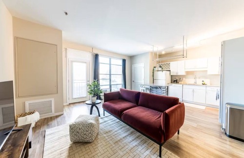 DeBaliviere Place Apartment | Garage Parking CWE Condo near STL Hospitals