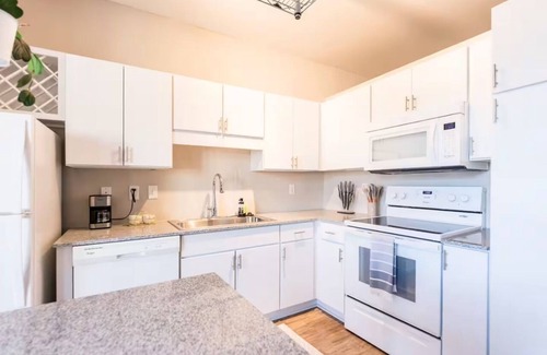 DeBaliviere Place Apartment | Garage Parking CWE Condo near STL Hospitals