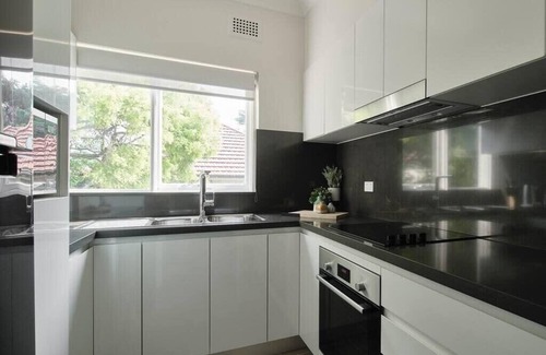 North Sydney Apartment | Garden 2 Bed Apt and Walk to Harbour | Parking