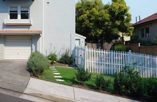 North Sydney Apartment | Garden 2 Bed Apt and Walk to Harbour | Parking