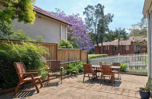 North Sydney Apartment | Garden 2 Bed Apt and Walk to Harbour | Parking