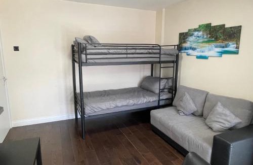 Pinkwell Apartment | Garden Apartment nr Heathrow Airport & Elizabeth Line Train Station with Parking for 2 cars