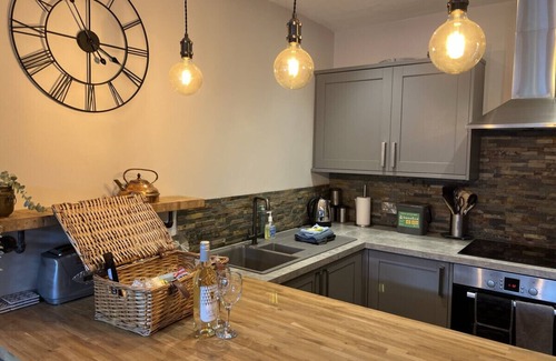 Southsea Apartment | Garden apt - Beach at end of Road Private Parking