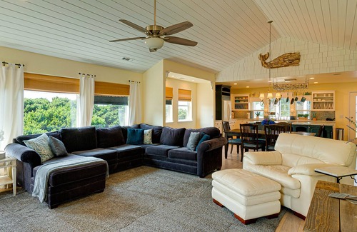 Gold Beach House | Garden by the Sea- Walk to the Beach/SPA/Sleeps 8