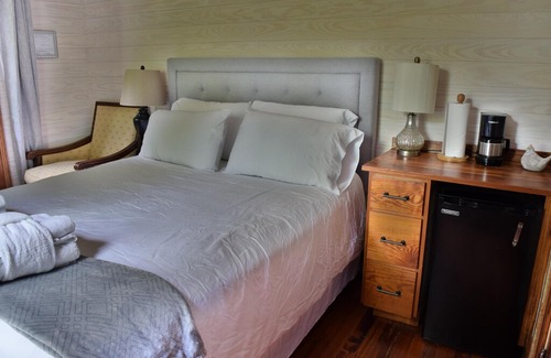 Cannonborough Elliotborough Cabin | Garden Cottage for the Budget minded Traveler