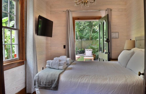 Cannonborough Elliotborough Cabin | Garden Cottage for the Budget minded Traveler