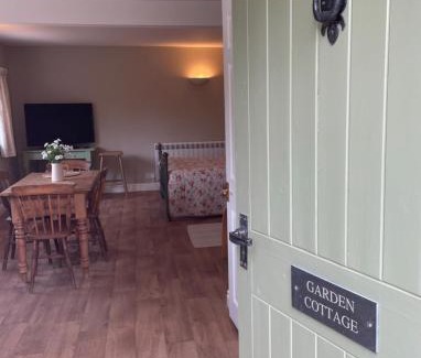 Brampford Speke House | Garden cottage near River Exe