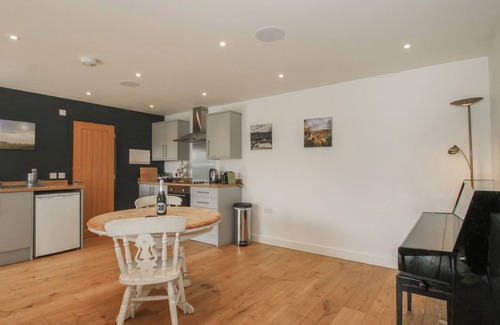 Ledbury Cottage | GARDEN COTTAGE, romantic, with a garden in Ledbury