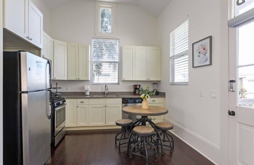 Faubourg Lafayette Condo | Garden District Gem: Courtyard, Pool & Great Location