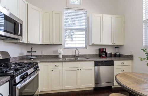 Faubourg Lafayette Condo | Garden District Gem: Courtyard, Pool & Great Location