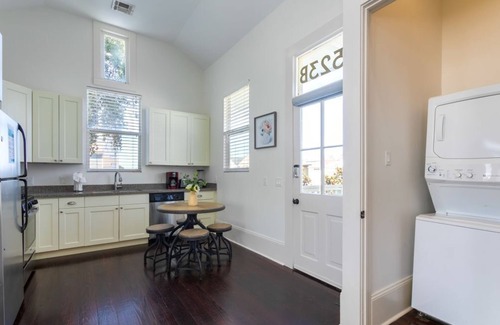 Faubourg Lafayette Condo | Garden District Gem: Courtyard, Pool & Great Location