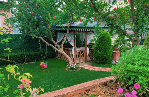 Macka House | Garden Field Villa