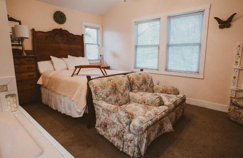 Union Pier Bed & Breakfast | Garden Grove Inn Bed and Breakfast