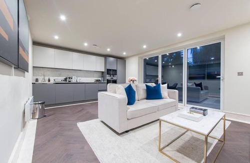 Chigwell Apartment | Garden Haven Luxe 1BR 1BA Chigwell Retreat CHCL F1