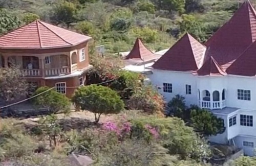 Treasure Beach House | Garden house Pedro Hills with a veranda/deck, walk to the Beach Leave The Cold!