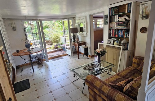 Herblay Apartment | Garden level of the house, in a green setting