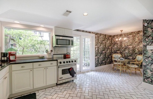 Historic Downtown Savannah Apartment | Garden Level in Historic B&B on Famous Jones Street