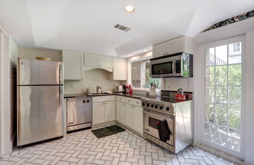 Historic Downtown Savannah Apartment | Garden Level in Historic B&B on Famous Jones Street