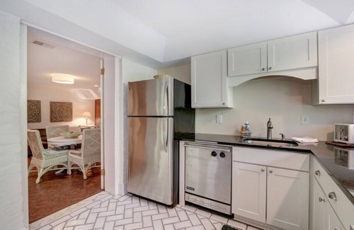 Historic Downtown Savannah Apartment | Garden Level in Historic B&B on Famous Jones Street
