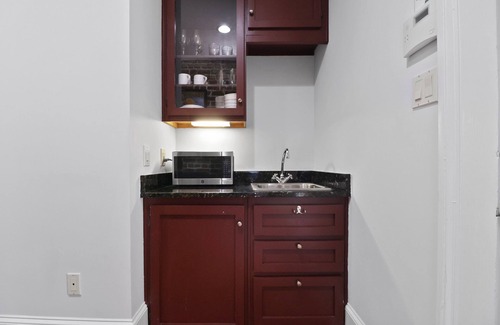 Historic District - North House | Garden Level Steps from Shops and Restaurants by Lucky Savannah