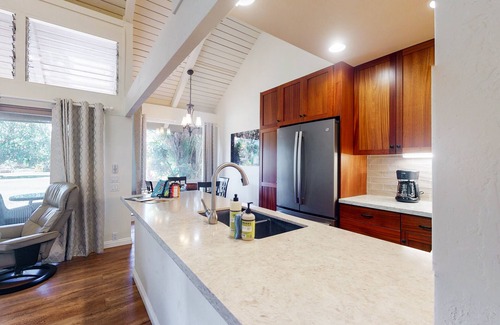 Princeville Condo | Garden & mountain view condo w/private W/D, outdoor pool, and hot tub