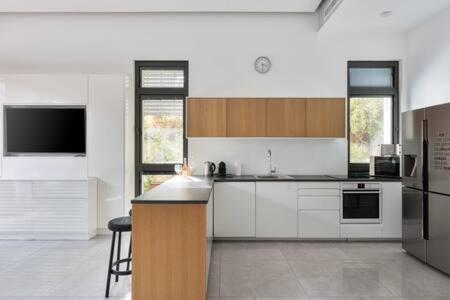 Neve Tzedek Apartment | Garden Oasis by Five Stay