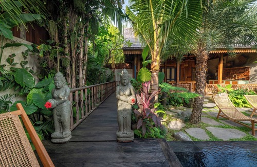 Batubelig Villa | Garden Oasis Wooden 2BR Villa in Batu Belig