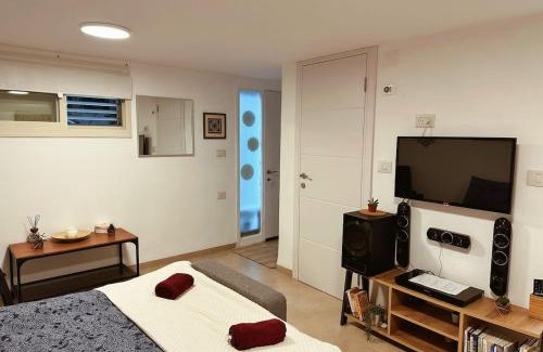 Haifa Apartment | Garden of Eden Accommodation Unit in the heart of Carmel