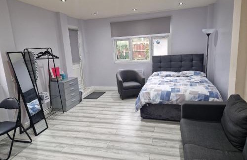 London Borough of Ealing House | Garden Room Northolt Near Heathrow Airport