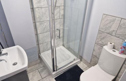 London Borough of Ealing House | Garden Room Northolt Near Heathrow Airport