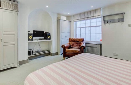 Churchill Apartment | Garden Studio Retreat Moments From London Victoria and Sloane Square! Fast Wi-fi