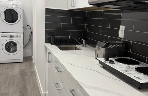 Richmond House | Garden Suite 1BR/1BA Near YVR & Ferries Private Entrance Self Check-In