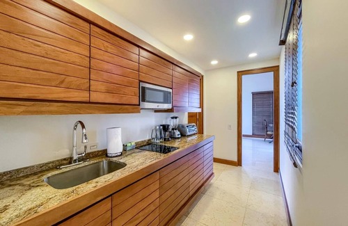 Pristine Bay Hotel | Garden View 1BR Suite at Las Verandas