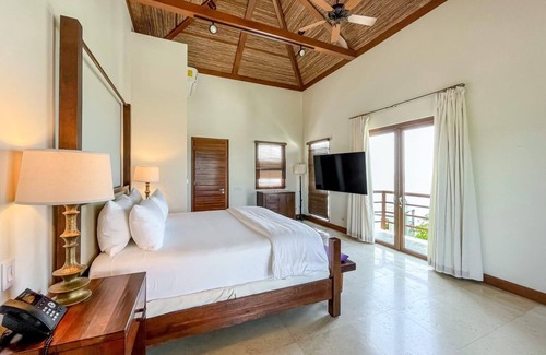 Pristine Bay Hotel | Garden View 1BR Suite at Las Verandas