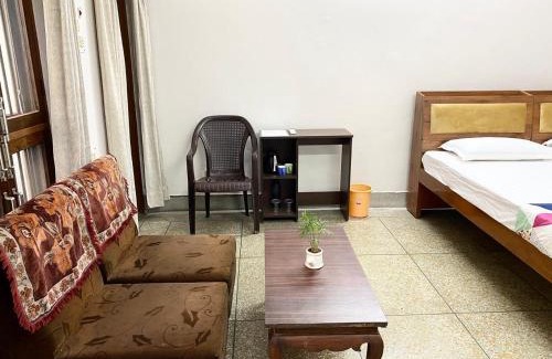 Gomti Nagar Bed & Breakfast | Garden View Residency