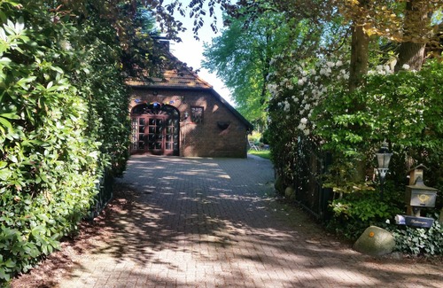 Westerstede Cottage | Garden view vacation apartment in the historic Heuerhaus in the beautiful Rhodo garden