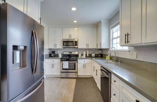 El Camino Village House | Gardena's Charming Family Retreat Getaway