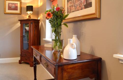 Montrose House | Gardener's Cottage