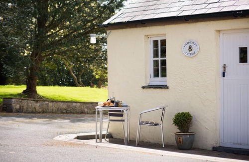 Pembroke Cottage | Gardeners Cottage - sleeps 4 guests in 1 bedroom