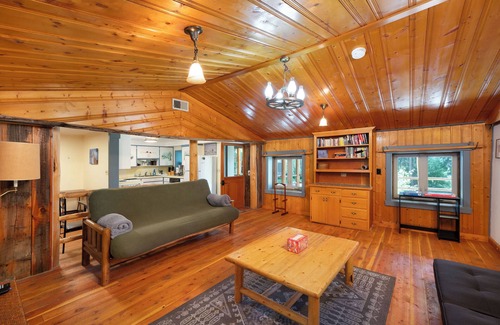 Jardine Cabin | Gardiner Getaway: your cozy cabin near Yellowstone National Park! [Unit 2]