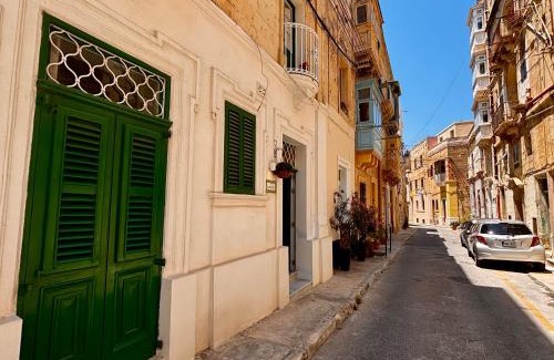 Senglea Apartment | Gardjola Apartment - Authentic Stay By the Marina, Ideal for Couples
