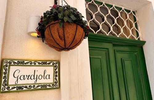 Senglea Apartment | Gardjola Apartment - Authentic Stay By the Marina, Ideal for Couples